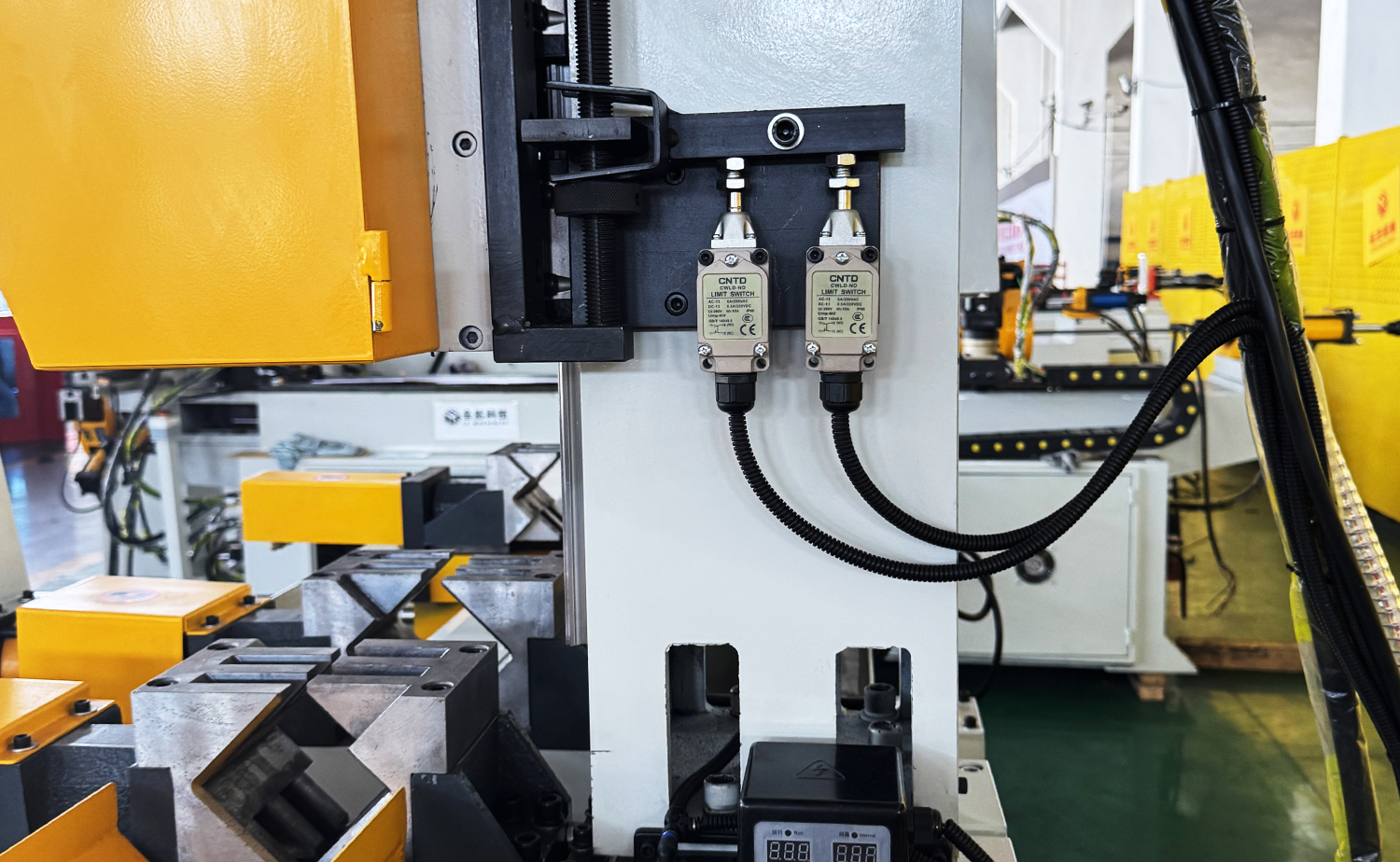 Mesin Pemotong Tiub Penyuapan Servo Automatik Siri CNC