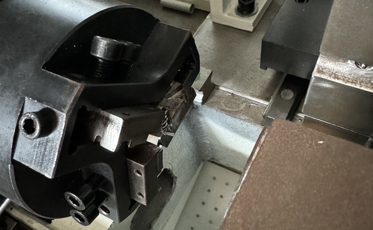 Mesin Chamfering Tiub Kepala Dua Kepala Servo DEF680CNC Kelajuan Pantas