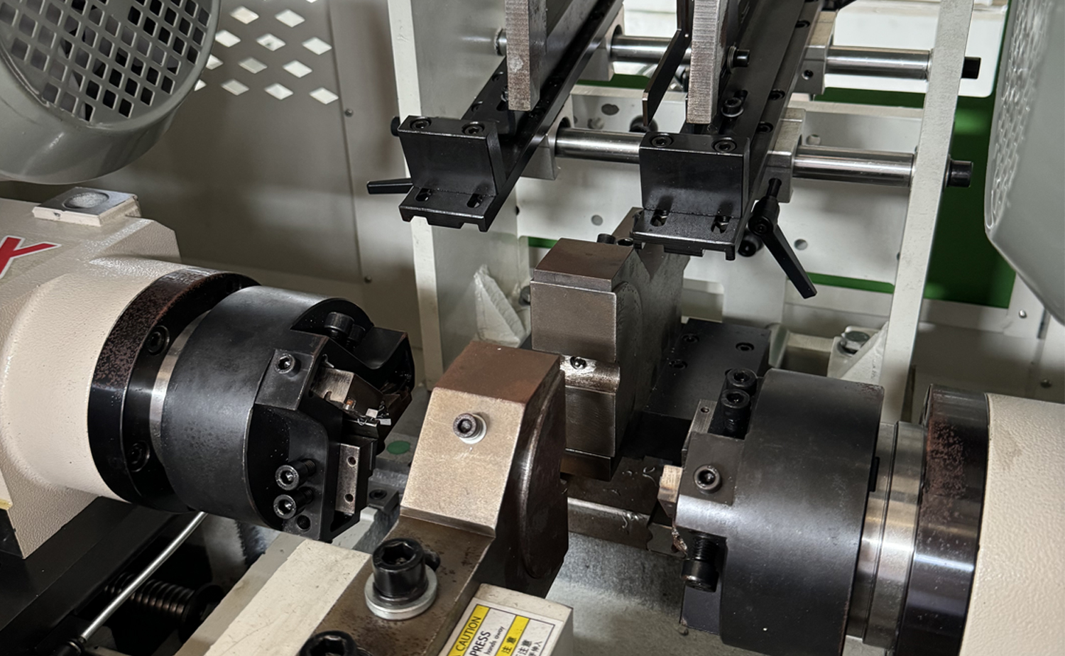 Mesin Chamfering Tiub Kepala Dua Kepala Servo DEF680CNC Kelajuan Pantas