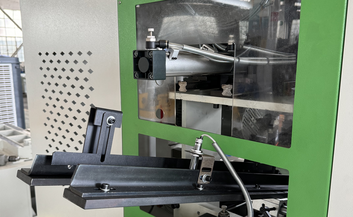 Mesin Chamfering Tiub Kepala Dua Kepala Servo DEF680CNC Kelajuan Pantas