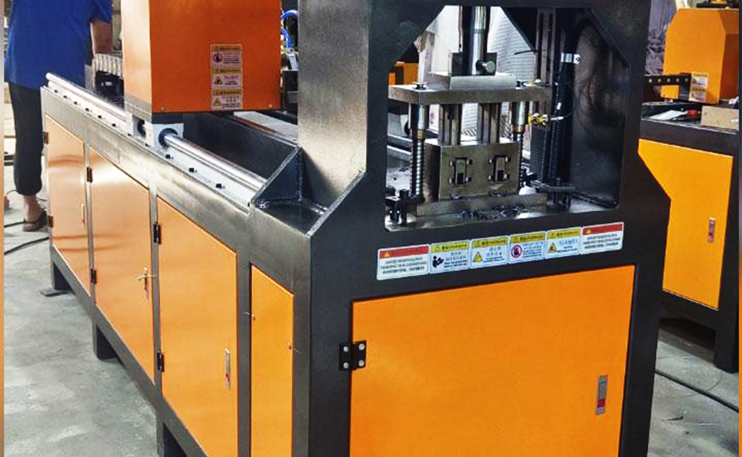 Mesin Penebuk Hidraulik Silinder Tunggal Siri CNC
