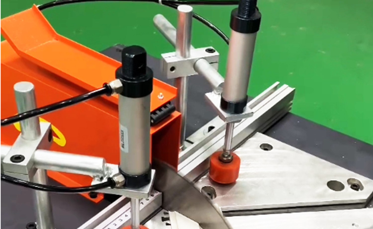 Mesin Pemotong Tiub Aluminium Separa Automatik ES500 dengan Fungsi Pemotong Sudut