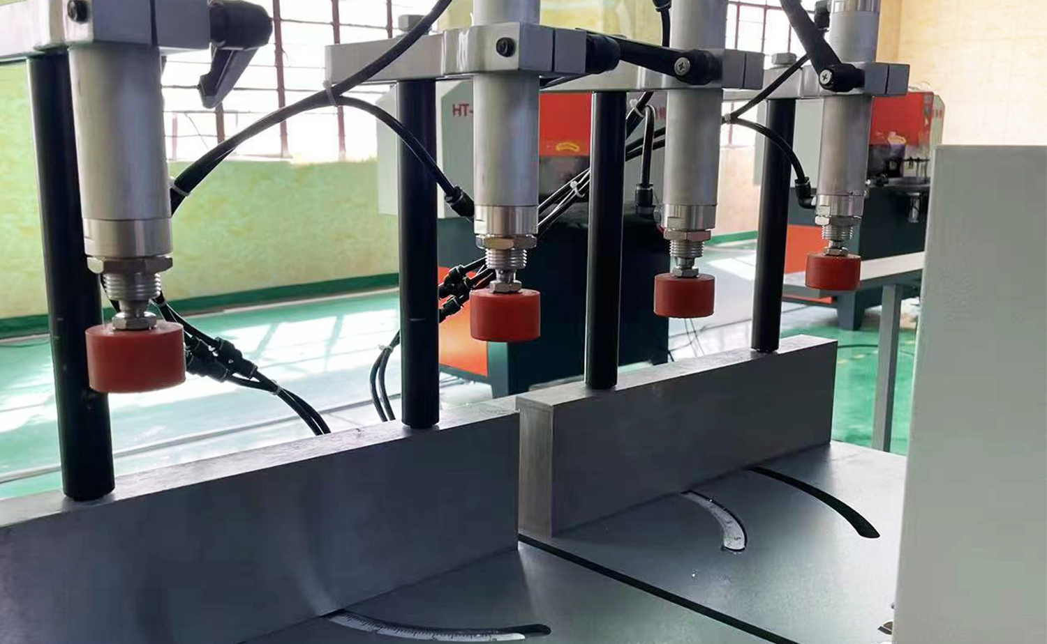 Mesin Pemotong Aluminium Separa Automatik ES550 untuk Profil Besar dan Tiub